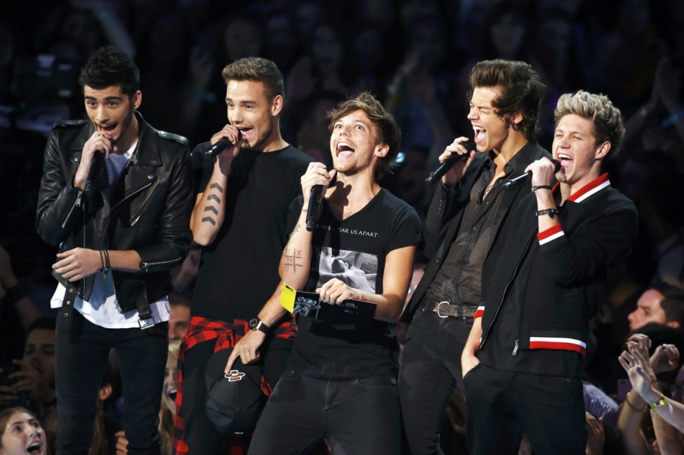 One Direction announces Selena Gomez the winner of Best Pop Video during the 2013 MTV Video Music Awards in New York