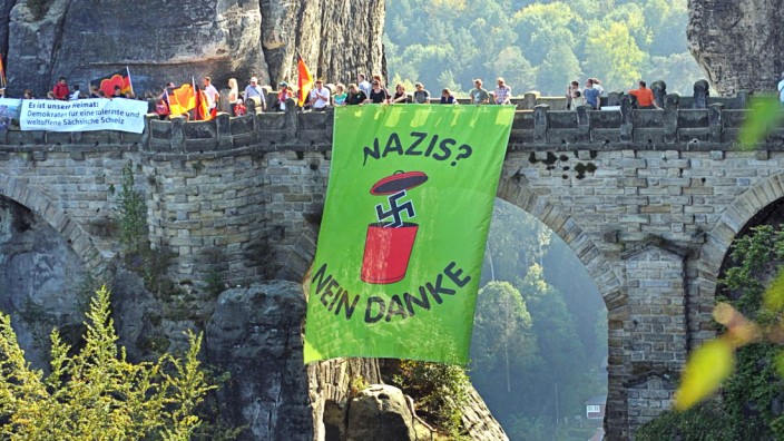 Transparent gegen Nazis an der Basteibrücke
