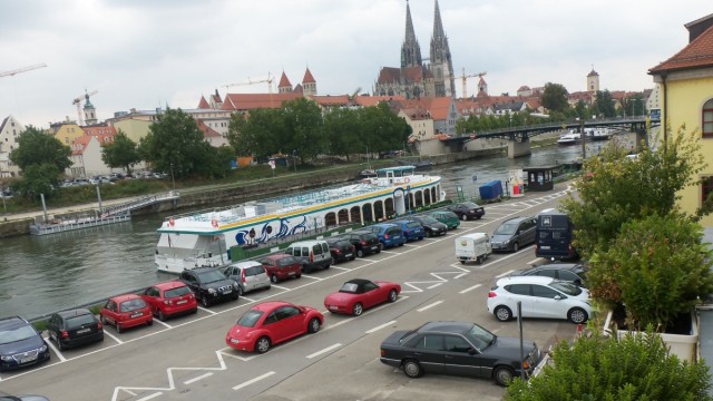 Leben nach der Katastrophe: Regensburg und die Donau: Dieser Parkplatz war komplett überflutet.