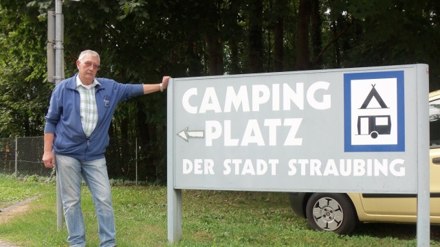 Leben nach der Katastrophe: Hier hat der Damm gehalten: Der Campingplatz Straubing im Stadtteil Gstütt mit Betreiber Georg Ganjon.