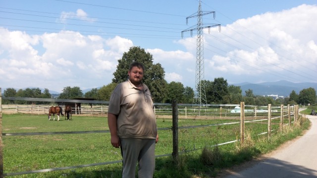 Leben nach der Katastrophe: Den Bauernhof Altholz bei Deggendorf mit Juniorchef Thomas Schreiber hat die Flut ebenfalls überrollt.