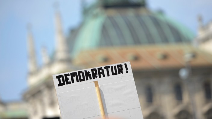International Day of Privacy: Herzlich willkommen in der "Demokratur": Plakat beim International Day of Privacy in München.