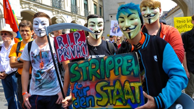 International Day of Privacy: "R.I.P. Privacy": Demonstranten in Guy-Fawkes-Masken.