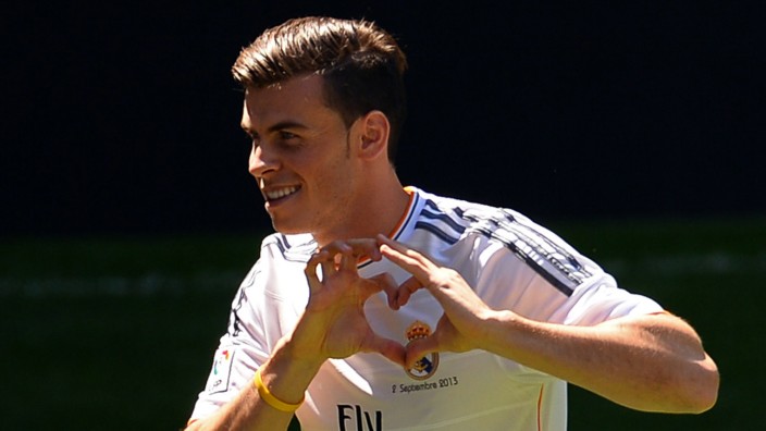 Transfer von Gareth Bale: Ein Herz für Real Madrid: Gareth Bale bei seiner Vorstellung.