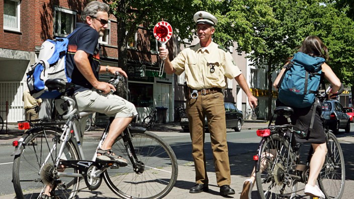 Polizei kontrolliert Fahrradfahrer.