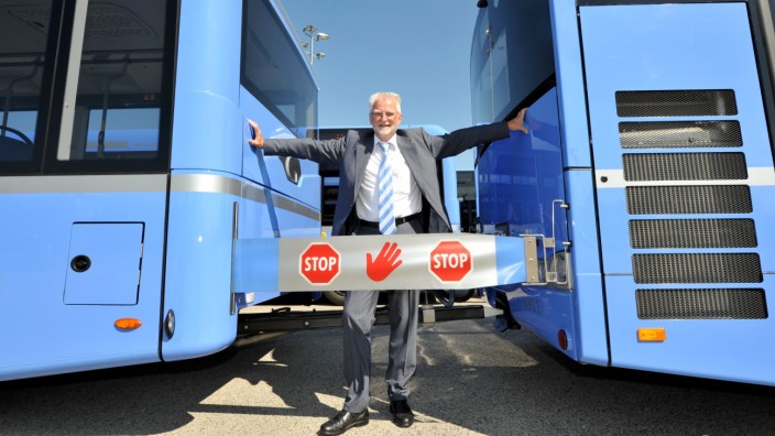 MVG-Chef Herbert König vor einem Bus-Zug.