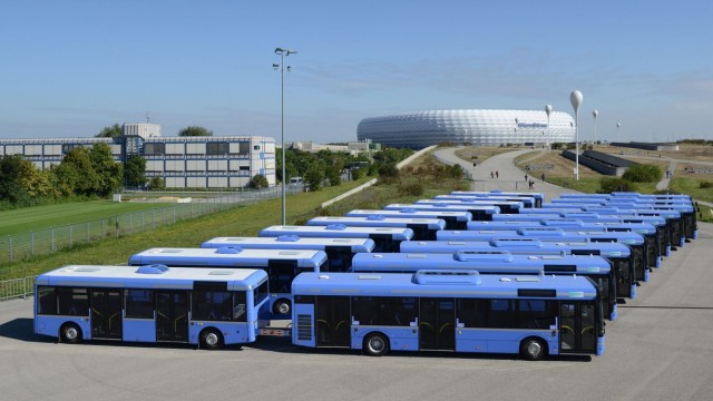 Die neuen MVG-Buszüge vor der Allianz Arena.