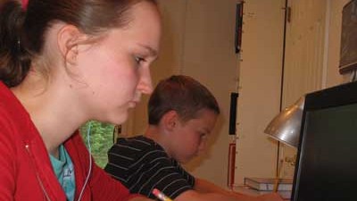 Schulverweigerer: Elizabeth und ihr Bruder Teddy beim Büffeln im Kinderzimmer: Auf dem Lehrplan steht schon Trigonometrie.