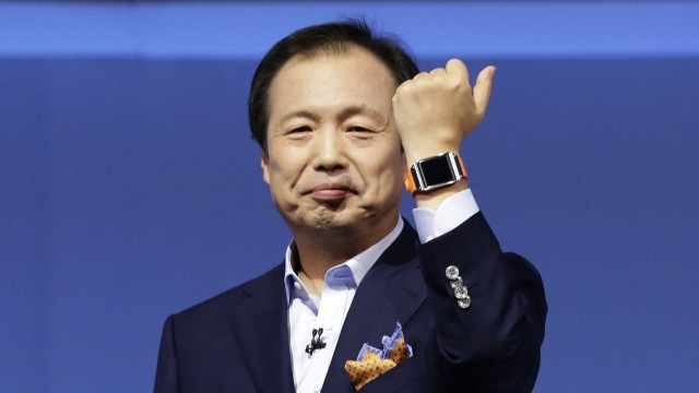 Samsung-Vorstand JK Shin zeigt die Smartwatch Galaxy Gear.