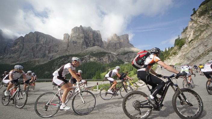 Sellamassiv Radeln Sellaronda Bike Days Südtirol Dolomiten Mountainbike