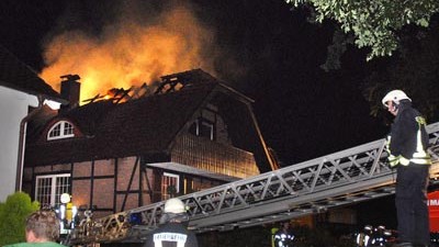Versicherungen gegen Wind und Wetter: Die Feuerwehr beim Einsatz an einem vom Blitz getroffenen Haus. Direkte Blitzschäden sind laut der Versicherungskammer Bayern meist von der Wohngebäude- oder Hausratsversicherung abgedeckt.