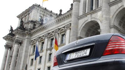 Nach Kritik an Ulla Schmidt: Der Parkplatz hinter dem Reichstag: Mancher der hier abgestellten Minister-Dienstwagen wird auch im Urlaub genutzt.