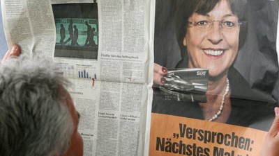 Dienstwagen-Streit: Ein Mann bei der Zeitungslektüre: Ulla Schmidt hat es mit ihrem Dienstwagen-Malheur bis in die Werbung geschafft.