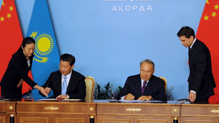 Kasachstan: Xi Jinping (l.) und Nursultan Nazarbajew unterzeichnen das Abkommen