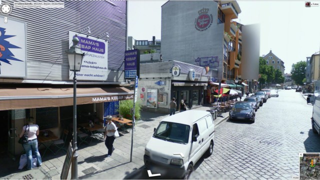 Google Street View: Abgerissen: der Nachkriegsbehelfsbau, in dem die alte Schwabinger 7 untergebracht war (Mitte). Links daneben: "Mama's Kebap Haus".