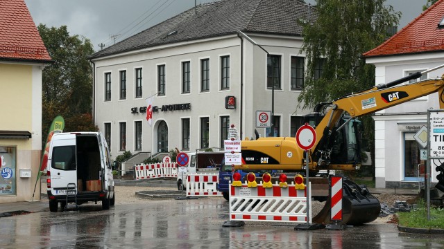 Markt Indersdorf: Die Sanierung der Ludwig-Thoma-Straße geht voran. Am Donnerstag wird der Asphalt aufgetragen. Die Insel für Fußgänger ist schon angelegt.