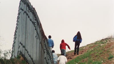 Politik kompakt: Regelmäßig versuchen Mexikaner die gesicherte Grenze zu den USA zu überqueren. Der Drogenschmuggel blüht.