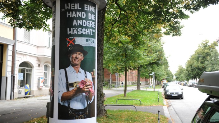 Fiktive Wahlplakate: Werbung der BFBB auf einer Litfaßsäule in der Prinzregentenstraße.