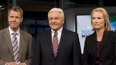 TV-Kritik: "2009 - Wir wählen": Nahmen Kanzlerkandidat Frank-Walter Steinmeier in der RTL-Sendung "2009 - Wir wählen" schützend in ihre Mitte: Peter Kloeppel und Maria Gresz.