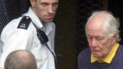 Großbritannien: Ronnie Biggs (rechts) kommt vorzeitig aus dem Gefängnis frei. Der britische Justizminister Jack Straw begnadigte den legendären Räuber, der 1963 an einem Überfall auf einen Postzug beteiligt war.