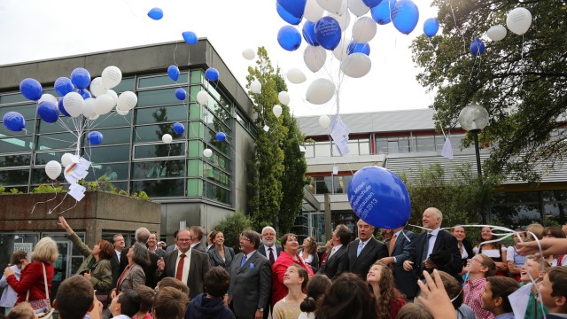Odelzhausen: Zum Ausklang der Eröffnungsfeier ließen Kinder und Gäste Luftballons in den Himmel steigen, an denen Kärtchen mit Wünschen für die Realschule hingen.