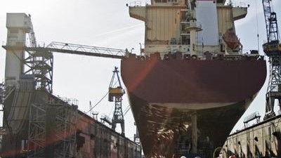Wirtschaft kompakt: Trockendock der Werft Blohm und Voss in Hamburg: Der weltweite Markt für Schiffbauaktivitäten ist von erheblicher Überkapazität geprägt.