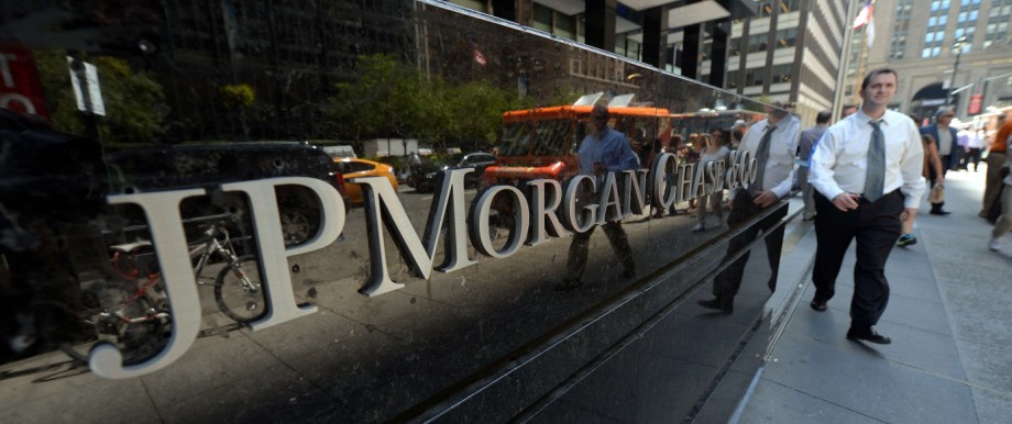 Riskante Finanzwetten der US-Großbank: New Yorker Passanten vor der Filale von JP Morgan