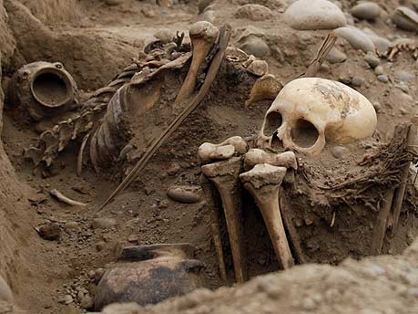 Skelett einer vor Jahrhunderten geopferten Frau in Nordperu entdeckt;Reuters