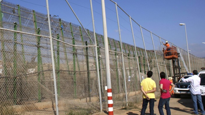 Immigrants jump over fence border in Melilla