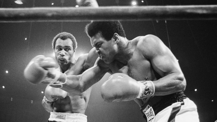 Ex-Boxweltmeister Ken Norton ist tot: Ken Norton (li.) trifft Muhammad Ali bei einem Kampf im Jahr 1976