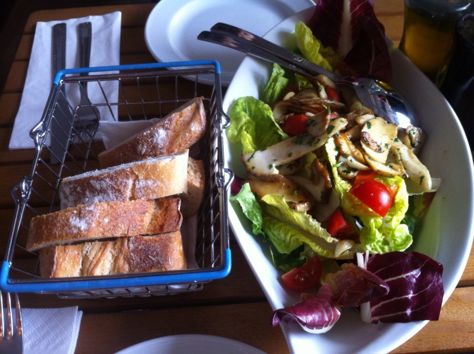 Salat im Café La Vespa.