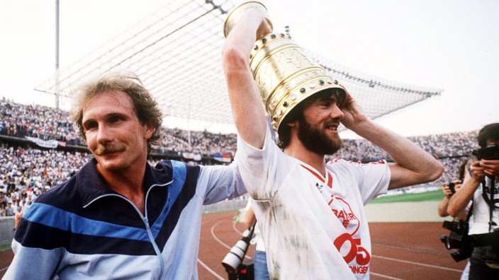 1860-Coach Friedhelm Funkel: Trainer mit schier endloser Pokalerfahrung: Friedhelm Funkel (hier rechts nach dem gewonnenen Pokalfinale mit Bayer 05 Uerdingen gegen den FC Bayern im Jahr 1985)