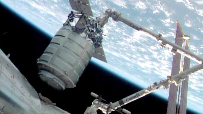 Privater Raumtransporter ygnus dockt verspätet an ISS an