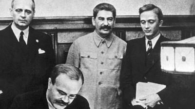 70 Jahre Hitler-Stalin-Pakt: Am 23. August 1939 unterzeichneten der deutsche Joachim von Ribbentrop (links) und der sowjetische Außenminister Wjatscheslaw Molotow (vorn) in Moskau den deutsch-russischen Nichtangriffspakt. Im Hintergrund lächelt Stalin.