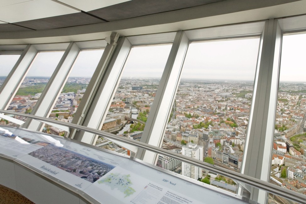 Der Fernsehturm am Alex: Die höchste öffentlich zugängliche Plattform der Hauptstadt bietet einen Rundumblick und macht den Modellbahn-Effekt perfekt.