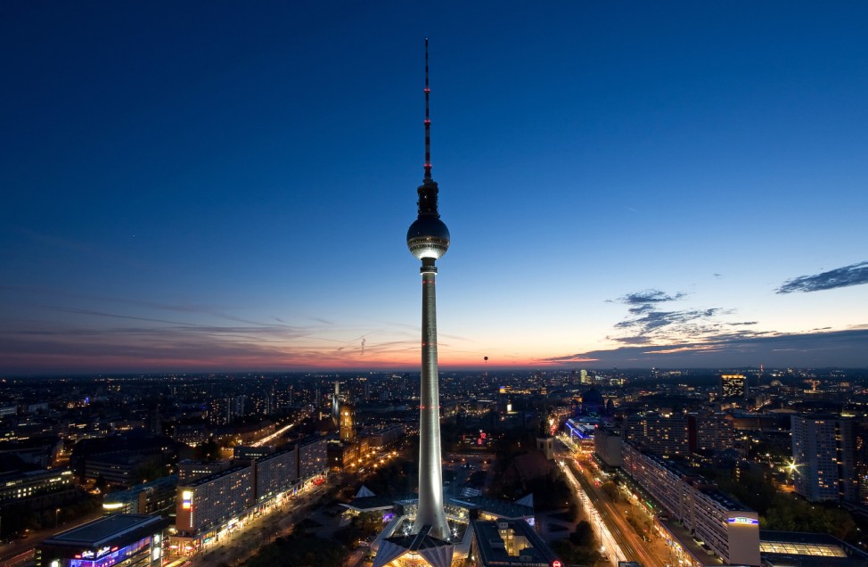 Berliner Fernsehturm am Alexanderplatz, aufgenommen vom Hotel ´Park Inn"