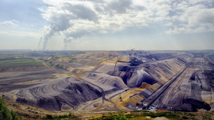 Eon und RWE in der Krise: In Braunkohle - im Bild der Tagebau Garzweiler - hat RWE viel investiert. Das erschwert die Wende.