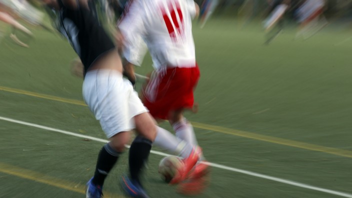 Rechtsprechung im Sport: Szene auf einem Münchner Fußballplatz: Zieht der Schiedsrichter die rote Karte, entscheidet ein Sportrichter über das Strafmaß.