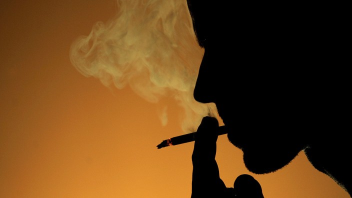 EU-Entscheidung zu Zigarettenpackungen: Ein Mann mit Zigarette: Bald sollen auch in Europa Schockbilder Raucher abschrecken.