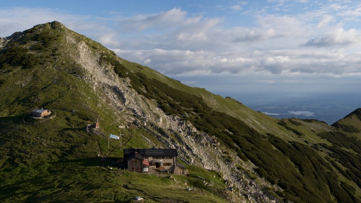 om Krottenkopf ist die Hütte mit dem Oberen Risskopf (2049 m) im Hintergrund zu sehen. Bei klarem Wetter reicht der Blick bis weit ins Voralpenland.