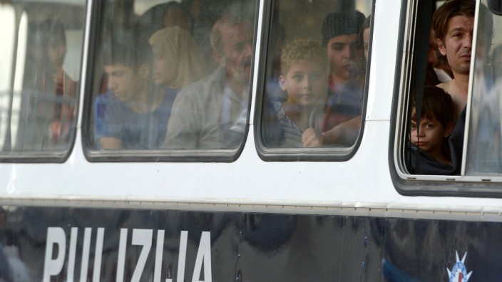 Flüchtlingspolitik: Überlebende des jüngsten Flüchtlingsdramas sitzen in einem Bus in Malta.