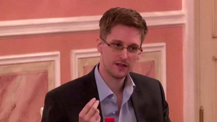 Neues Video von Whistleblower Snowden: Der NSA-Whistleblower Edward Snowden bei einer Veranstaltung mit vier ehemaligen US-Geheimdienstmitarbeitern in Moskau.