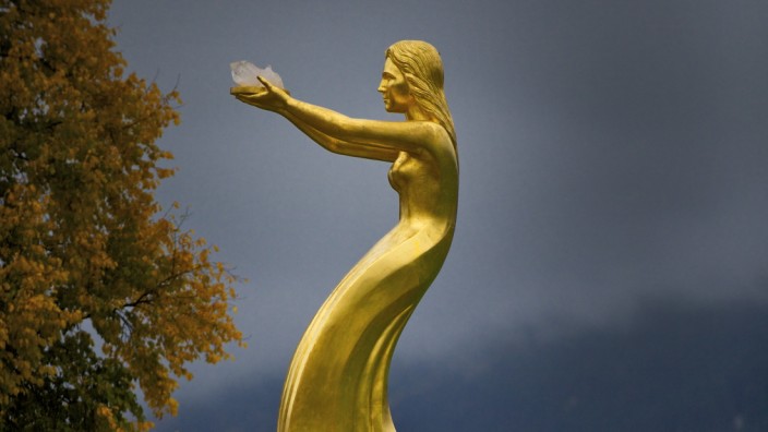 Goldener Wegweiser in Schwangau: Drei Meter groß ist die Aphrodite, 5,4 Tonnen schwer, aus echtem Marmor und mit 24 Karat Blattgold überzogen. Übrigens alles Made in China.