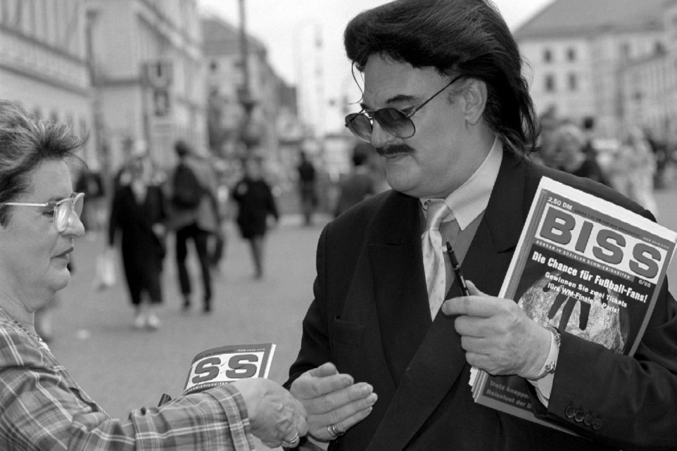 Rudolph Moshammer verkauft Obdachlosenzeitung "Biss", 1998