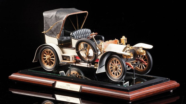 Modellautos aus der Straubinger Forensik: Ein Oldtimer-Modell - hier ein Mercedes Simplex 1904 -, das von der Firma "Sapor Modelltechnik" vertrieben wird.