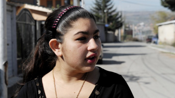 Abschiebung in Frankreich: Leonarda Dibrani lebt derzeit mit ihrer Familie im Kosovo, nachdem sie aus Frankreich abgeschoben wurde.