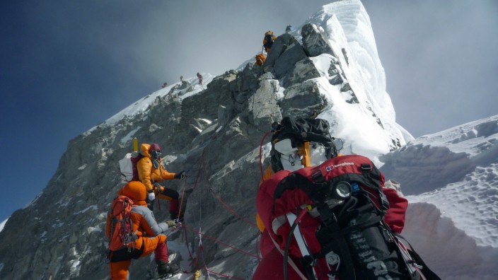 Eine Gruppe Bergsteiger auf dem Weg zum Gipfel des Himalaya