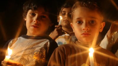 Nach Abschaltung von Kraftwerk: Palestinensische Kinder protestieren mit Kerzen gegen die aus Mangel an Treibstoff erfolgte Abschaltung des Kraftwerks.
