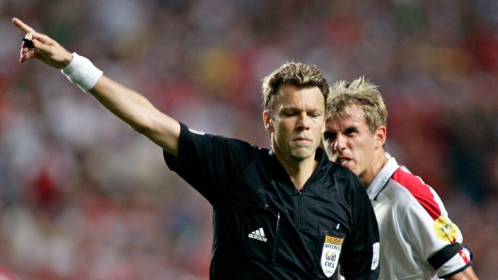 EURO 2004 - Schiedsrichter Urs Meier untergetaucht