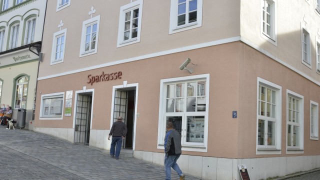 Bad Tölz: Die Sparkassenfiliale an der Tölzer Marktstraße wurde am Donnerstagabend gegen 18 Uhr überfallen. Der Täter zog dann aber ohne Beute wieder ab.